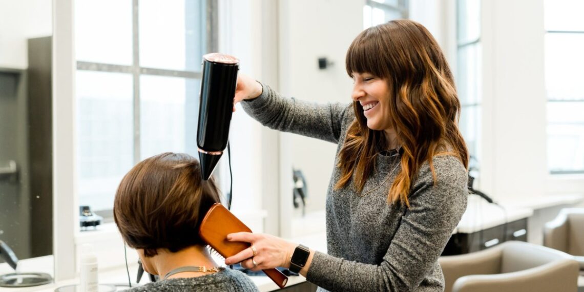 ANAF spune că dacă nu primești bon fiscal la coafor sau frizerie poți cere să fii tuns gratis