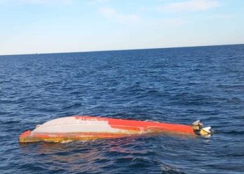 Armata anunţă că barca descoperită în derivă la Tuzla este o posibilă dronă marină. A fost remorcată și adusă în port
