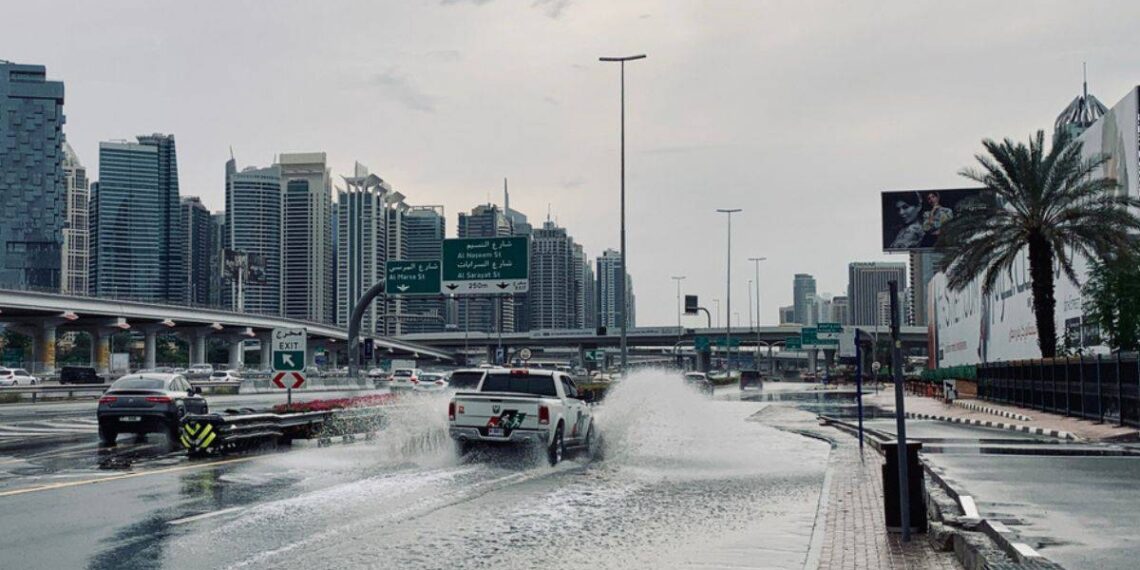 VIDEO | Ploi abundente în Dubai. Traficul aerian a fost perturbat, iar mai multe case și autostrăzi au fost inundate