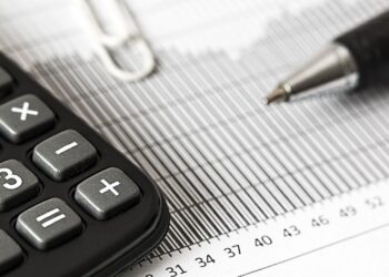 Inflaţia anuală a scăzut la 6,6%, în martie, peste aşteptări. Mâncarea continuă să se scumpească