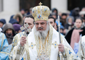 Patriarhul Daniel cere de la stat salarii mai mari pentru preoți