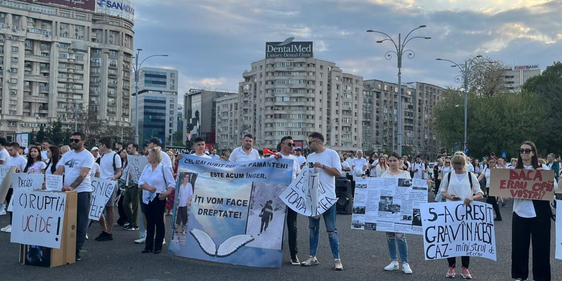 Sute de oameni au protestat în Piața Victoriei din Bucuresti pentru a cere dreptate pentru tinerii uciși cu mașina de Vlad Pascu