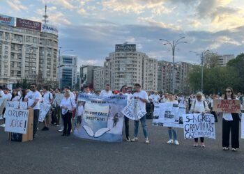 Sute de oameni au protestat în Piața Victoriei din Bucuresti pentru a cere dreptate pentru tinerii uciși cu mașina de Vlad Pascu