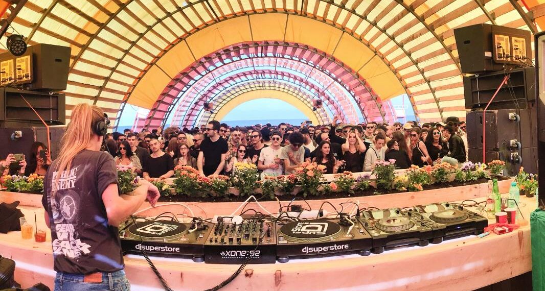 A început festivalul Sunwaves 2024. Jandarmii au prins deja mai mulți tineri cu droguri asupra lor