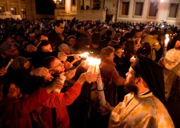 Hristos a Înviat! Creștinii ortodocși au primit Lumina Învierii