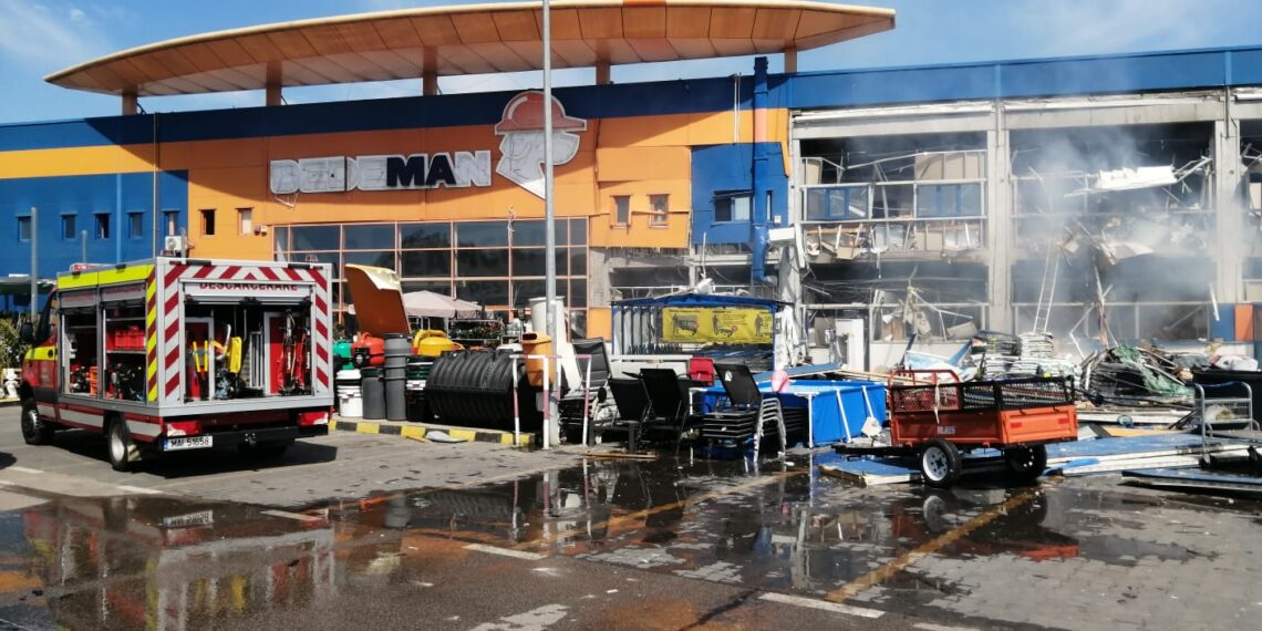 VIDEO | Explozie urmată de incendiu la un magazin de bricolaj din orașul Botoșani