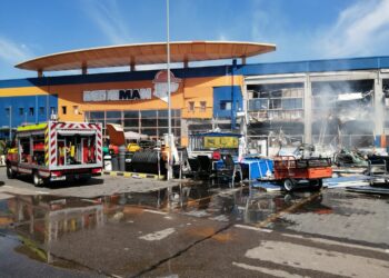 VIDEO | Explozie urmată de incendiu la un magazin de bricolaj din orașul Botoșani