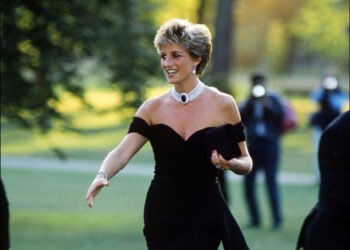 Haine şi accesorii de modă ale prinţesei Diana vor fi scoase la vânzare. Cât costă o rochie