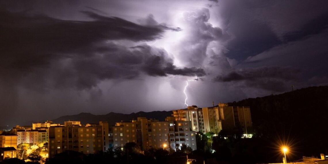 VIDEO | Cod roşu şi portocaliu de furtună şi grindină. Mai multe județe sunt măturate de furtuni