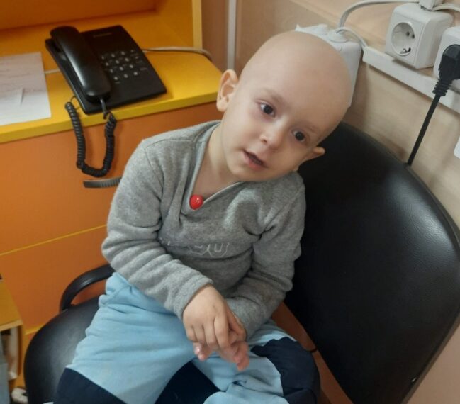 Un băiețel are nevoie urgent de ajutor. Dumitraș a fost diagnosticat cu cancer osos acum un an de zile, iar acum starea copilului s-a agravat