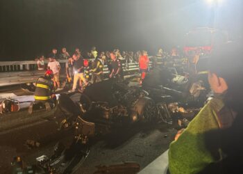 Cinci bărbați au murit după ce mașina în care se aflau a lovit un cap de pod, în Hunedoara