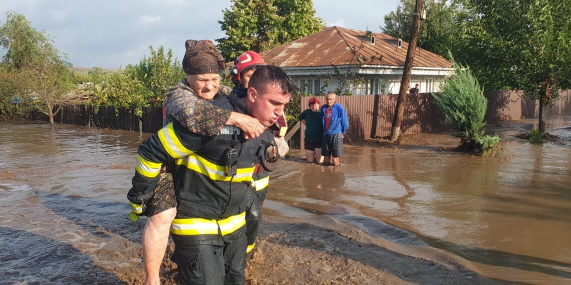 VIDEO | Dezastru în Moldova. 19 localităţi din 8 judeţe, afectate de ploile abundente. Cel puțin doi oameni au murit