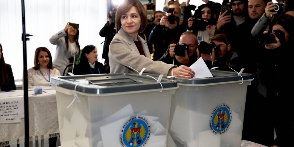 Răspunsul „DA” la referendumul proeuropean a trecut de 50 la sută şi avansează lent pe măsură ce sunt numărate voturile din ultimele secţii din diaspora. Turul doi la prezidenţiale
