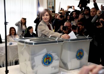 Răspunsul „DA” la referendumul proeuropean a trecut de 50 la sută şi avansează lent pe măsură ce sunt numărate voturile din ultimele secţii din diaspora. Turul doi la prezidenţiale