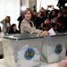 Răspunsul „DA” la referendumul proeuropean a trecut de 50 la sută şi avansează lent pe măsură ce sunt numărate voturile din ultimele secţii din diaspora. Turul doi la prezidenţiale