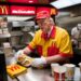 VIDEO | Donald Trump a lucrat la McDonald’s pentru o zi. A prăjit cartofi și a servit meniuri cu burgeri