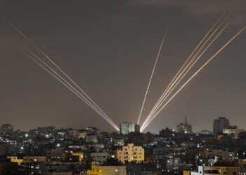 Iranul confirmă lansarea rachetelor balistice către Israel