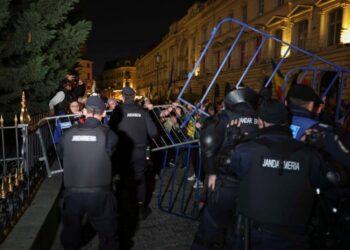 Un jandarm a fost lovit în cap de susținătorii lui Georgescu la BEC