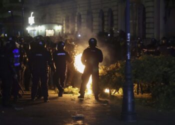 Bilanţul violenţelor de la BEC: 13 jandarmi răniţi, 3 dosare penale pentru 11 infracţiuni 