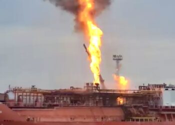 Alertă pe Dunăre: o navă cu GPL a fost lovită de o dronă, localitate din România evacuată preventiv