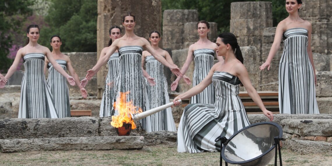 Se aprinde flacără olimpică. „Să tacă armele, să înceapă Jocurile!”