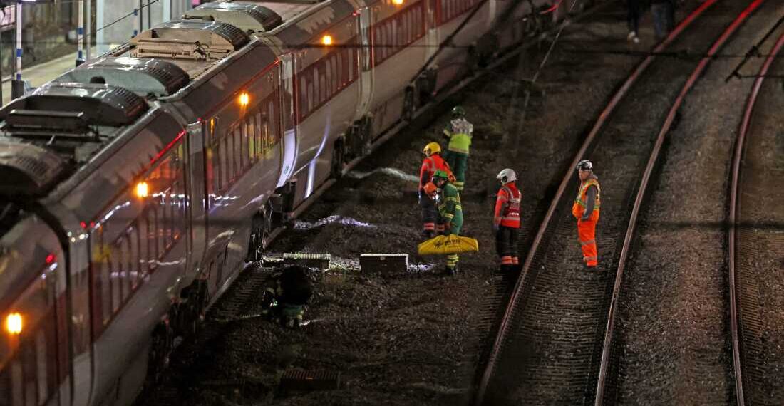 Zece persoane înjunghiate într-un tren din Marea Britanie. Poliţia a arestat doi suspecţi
