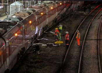 Zece persoane înjunghiate într-un tren din Marea Britanie. Poliţia a arestat doi suspecţi