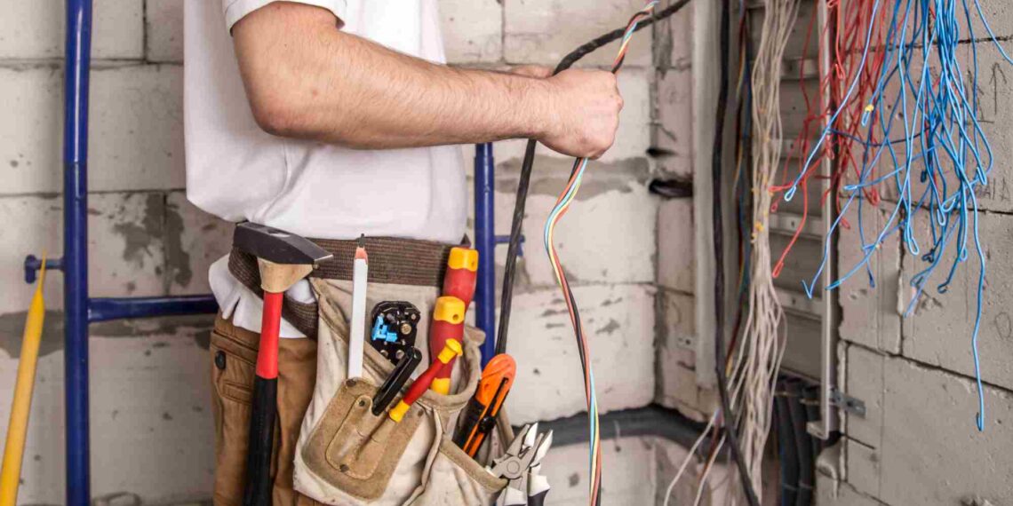 Patru firme de energie, bănuite că ar fi crescut artificial prețul pentru decontări de la stat