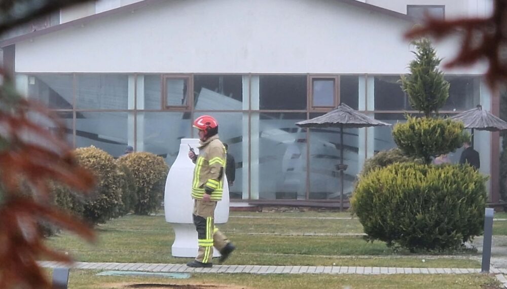 Cod Roșu în Sibiu |Tavanul de rigips de la piscina interioară a hotelului Hilton s-a prăbuşit