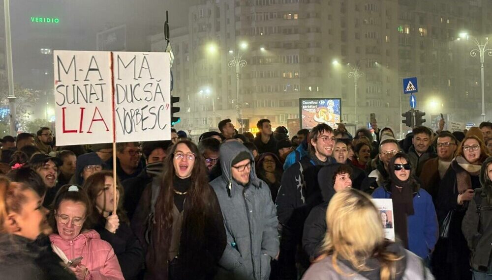 A treia seară de proteste în Piața Victoriei, în urma documentarului Recorder