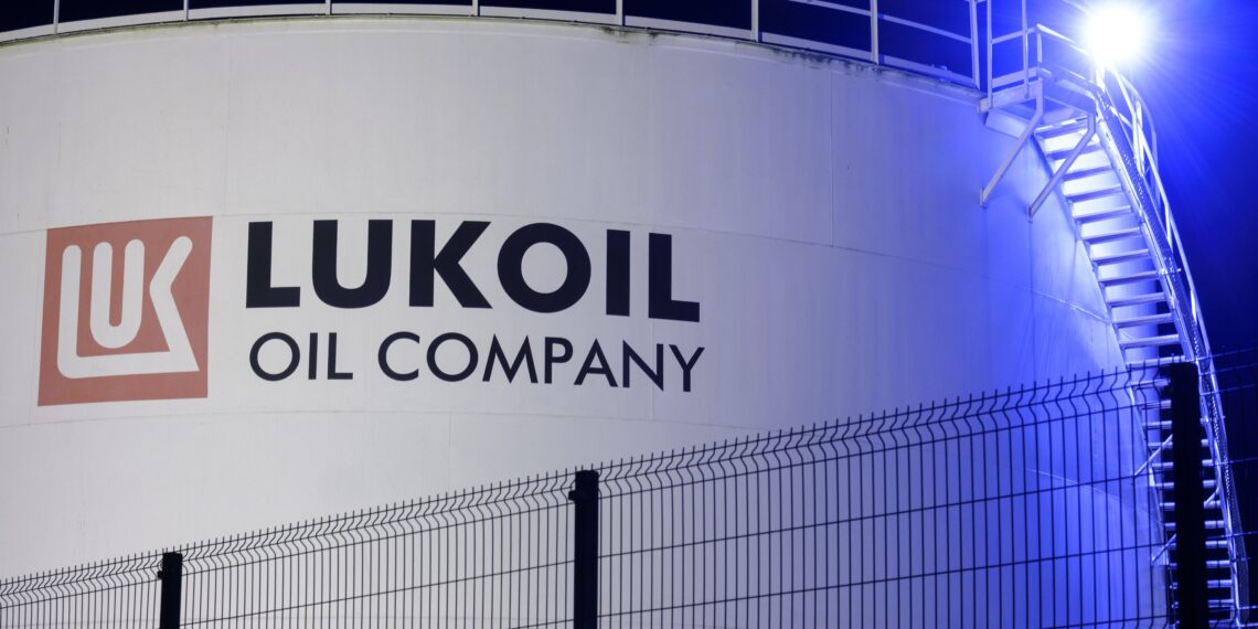 Lukoil vinde active internaționale de 22 miliarde $ către un fond american: ce se întâmplă cu afacerile din România