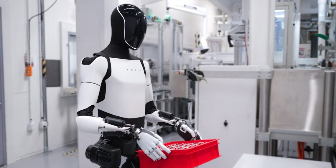 Musk populează planeta cu roboți. „Vor fi mai mulți decât oameni.” Cel mai bogat om al lumii scoate la vânzare roboții umanoizi