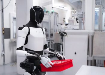 Musk populează planeta cu roboți. „Vor fi mai mulți decât oameni.” Cel mai bogat om al lumii scoate la vânzare roboții umanoizi