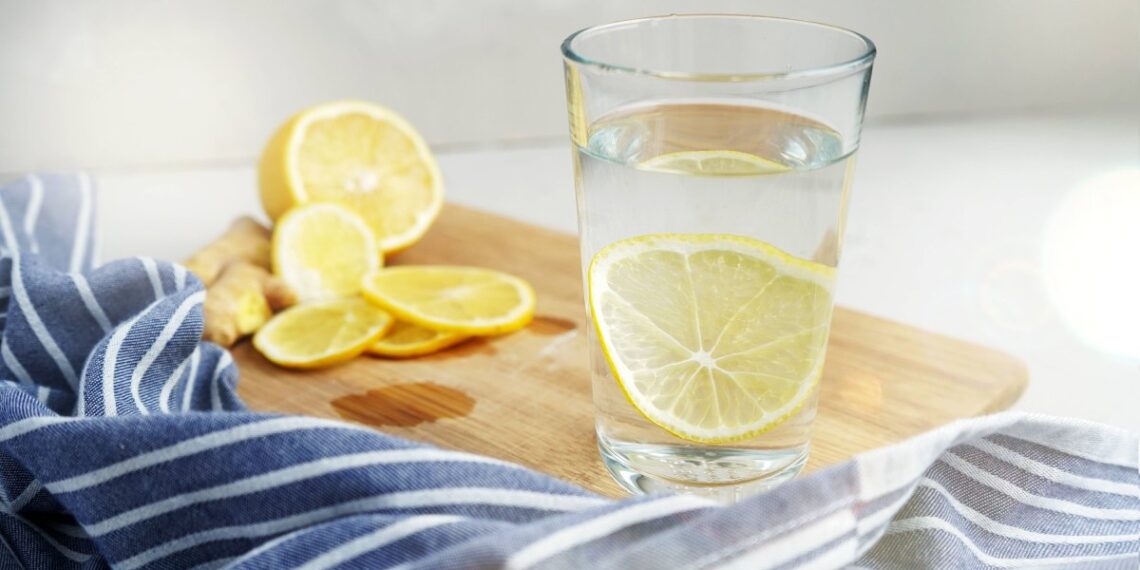 Apa cu lămâie dimineața? Nutriționiștii spun adevărul pe care puțini vor să-l audă