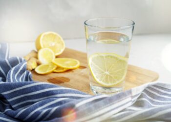 Apa cu lămâie dimineața? Nutriționiștii spun adevărul pe care puțini vor să-l audă