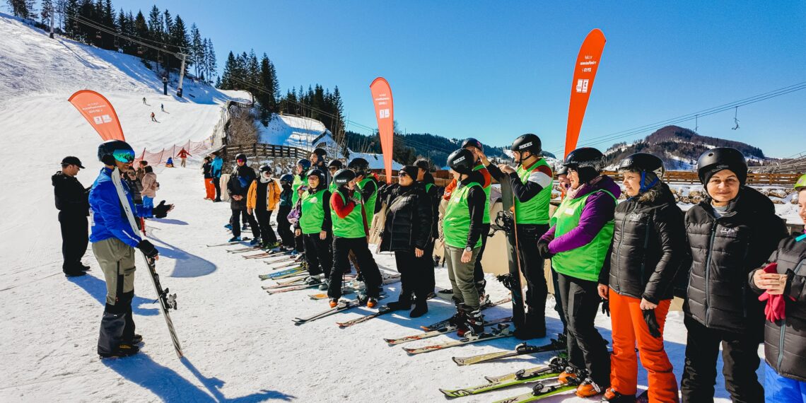 CEO-ul Kaufland România a schiat alături de persoane cu dizabilități la Cheile Grădiștei. Donație de echipamente pentru asociația Caiac SMile