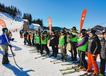 CEO-ul Kaufland România a schiat alături de persoane cu dizabilități la Cheile Grădiștei. Donație de echipamente pentru asociația Caiac SMile