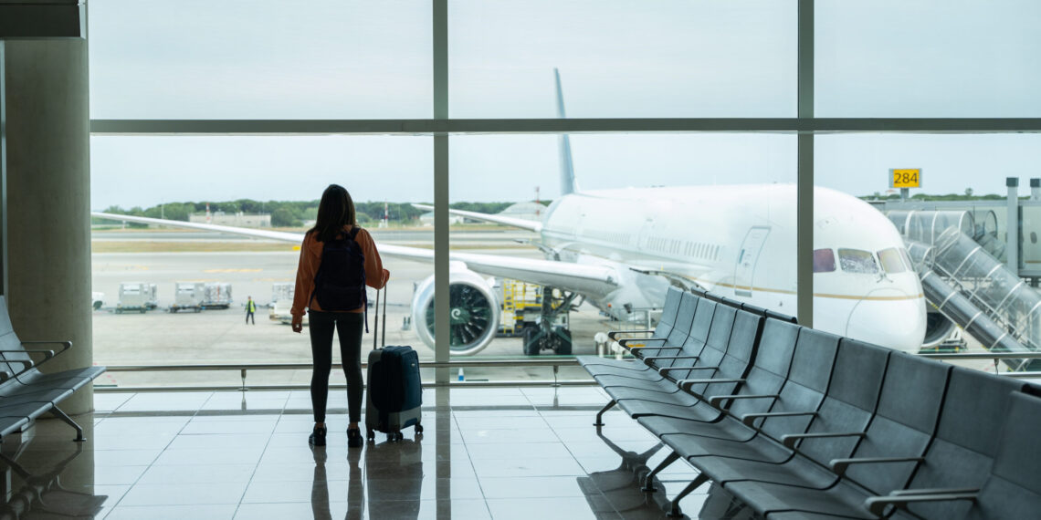 Reguli noi pe aeroporturile din București: pasagerii pot transporta lichide de până la 2 litri în bagajul de mână