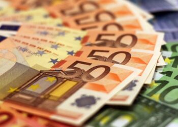 Fabrică de bani falși, descoperită într-un sat din Suceava. Rețea internațională, prinsă cu milioane de euro