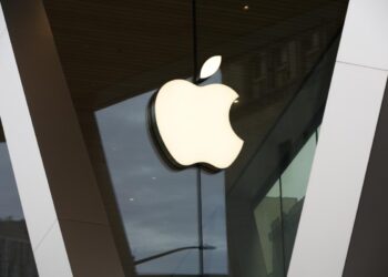 Apple schimbă conducerea: John Ternus devine CEO din 1 septembrie, după 15 ani de mandat ai lui Tim Cook