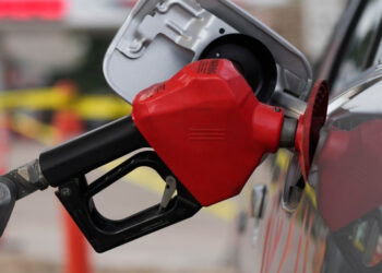 Prețurile carburanților: intră în vigoare „starea de criză”. Cât s-ar putea ieftini benzina și motorina