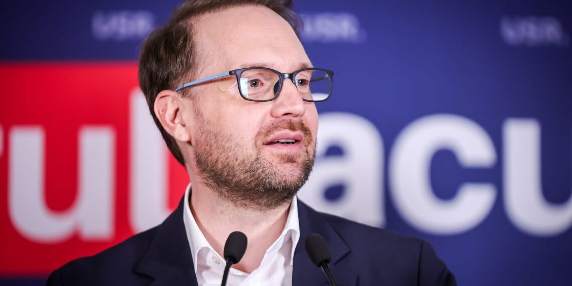 USR se pune în spatele lui Bolojan. Dominic Fritz despre marea adunare a PSD: „Spectacol cinic și grotesc.”