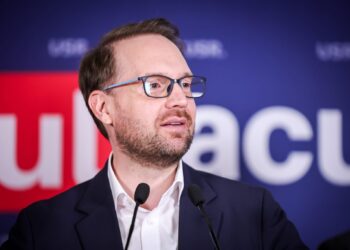 USR se pune în spatele lui Bolojan. Dominic Fritz despre marea adunare a PSD: „Spectacol cinic și grotesc.”