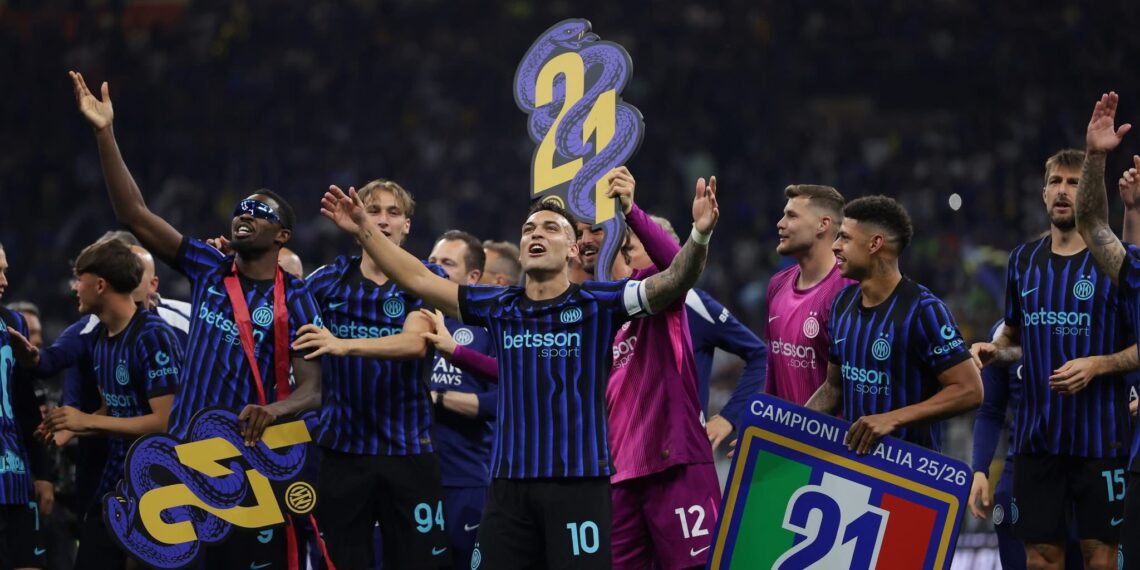Chivu face istorie în Italia. Milano a ieșit în stradă, după ce Inter a câștigat titlul în serie A. Imaginile bucuriei